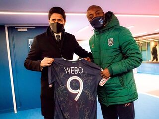 Paris Saint-Germain geeft Webó gesigneerd shirt als steunbetuiging
