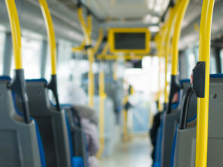 Vier gewonden nadat bus in Utrecht van de weg raakt