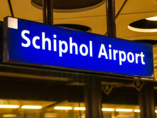 Marechaussee houdt man met gespannen kruisboog aan op station Schiphol