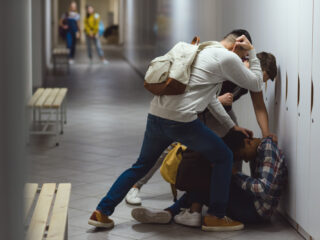 Steeds meer drugshandel en prostitutie op middelbare scholen: “Meisjes bieden zich aan op toilet”