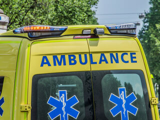 25-jarige man overlijdt onder gekantelde tractor tijdens hulpactie