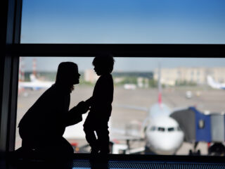 Belgische ouders laten baby bewust achter op vliegveld omdat ze ticket te duur vinden