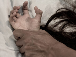 Niemand hielp Liesje na haar groepsverkrachting: "Ik zat in overlevingsmodus"