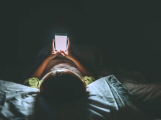 Meisje van 13 gebruikt al het spaargeld van haar ouders voor mobiele games