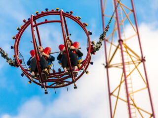Metalen bal katapult attractie schiet los op Winter Wonderland-kermis