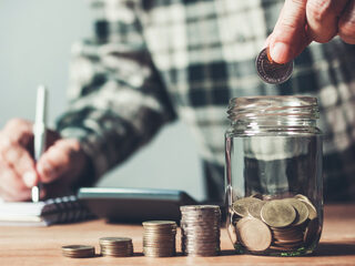 Financieel adviseur Zippora geeft tips over hoe je geld kan stacken