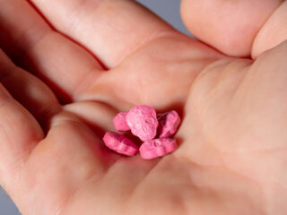 Man (18) deelt pepermuntjes uit aan gasten in café, blijken xtc-pillen te zijn