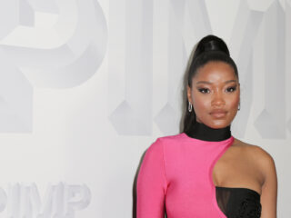 Actrice Keke Palmer is in verwachting en showt babybuik bij 'SNL'