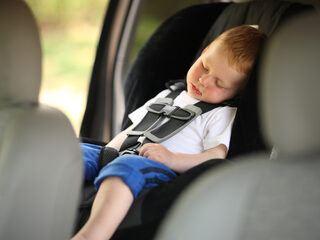 Kinderen (1 en 2) gered uit warme auto, ouders waren op het strand