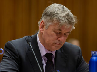 Beelden vrijgegeven van Alec Baldwin op filmset na fatale schietpartij