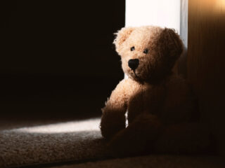 Moeder is veroordeeld tot 78-jaar cel na verdoven en neerschieten van eigen kinderen