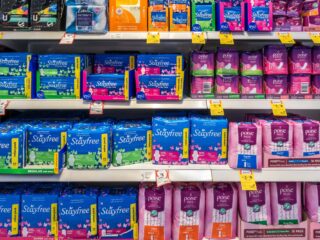 Rotterdam biedt als eerste stad in Nederland gratis menstruatieproducten op alle scholen aan
