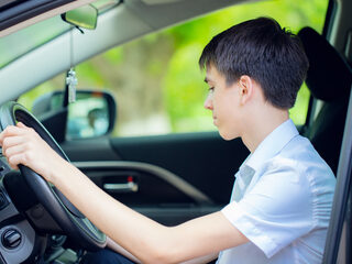 Jongen (12) haalt dronken vader op met de auto