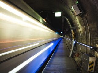 Rotterdammer van 19 jaar oud loopt metrobuis in en verongelukt