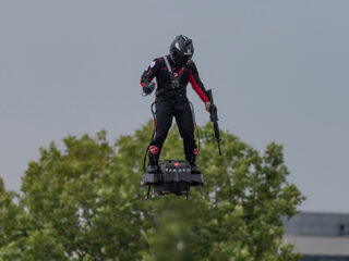 Uitvinder flyboard crasht tijdens demonstratie