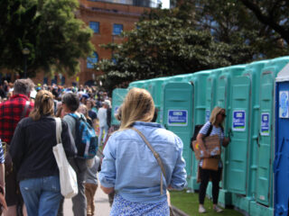 Liese (27) haar dixi werd omvergeduwd op festival: "Alle pis en kak over mij heen"