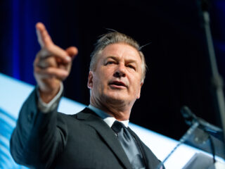 Alec Baldwin treft schikking met familie cameravrouw; opnames hervat