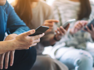 Jongeren denken door influencers dat kans groot is om rijk te worden