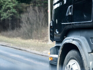 Omstander klimt in cabine van rijdende vrachtwagen en voorkomt ernstig ongeluk