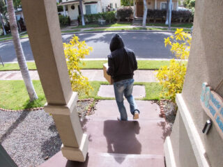 Inbrekers bellen politie tijdens inbraak voor hulp bij spullen verplaatsen