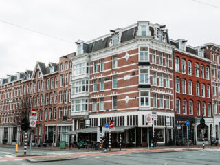 Man wordt 400 meter meegesleurd door auto omdat hij dochter wilde tegenhouden