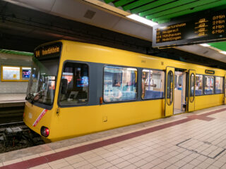 Tiener duwt twaalfjarige jongen voor de metro na ruzie, dader wordt niet vervolgd