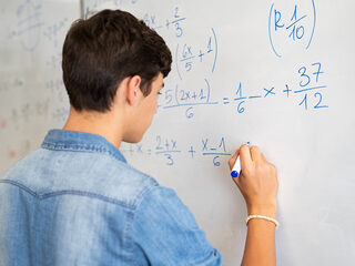 Luuk is pas 18 en nu al wiskundedocent: "Ik weet wat mijn leerlingen nodig hebben"