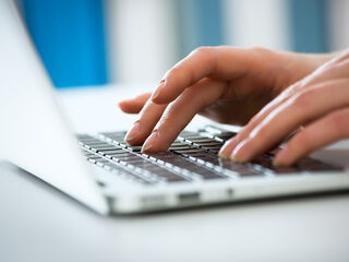 Vrouw bevalt tijdens examen en maakt toets daarna nog af