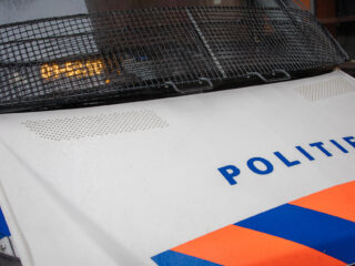 Hakenkruisvlag opgehangen aan viaduct bij Stroe