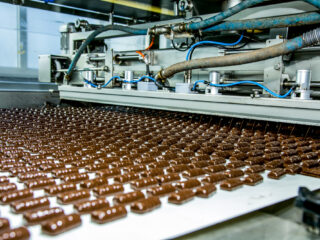 Mars ontvangt zware boete nadat 2 medewerkers in vat chocolade vallen