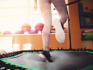 Nederlandse vriendengroep springt dertig uur op trampoline en verbreekt wereldrecord