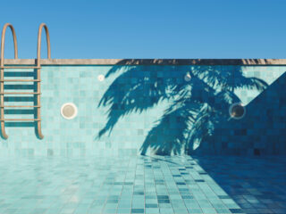 Dronken Nederlander (20) duikt in leeg zwembad in Griekenland, raakt zwaargewond