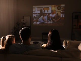 Bedrijf betaalt mensen duizenden euro's om kerstfilms te kijken