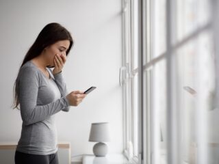 Steeds meer vrouwen slachtoffer van deepfake naaktfoto's door AI-uitkleed-apps