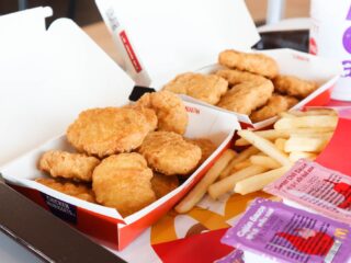 Moeder wint rechtszaak met McDonald's om "te hete" kipnugget