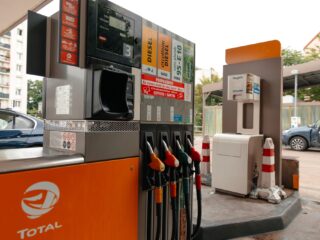 Man tankt zonder te betalen en rijdt over benen tankstationmedewerker heen