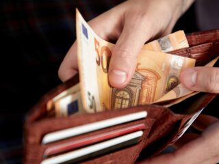 Vrouw krijg 9 maanden gevangenisstraf voor stelen van ton spaargeld van 104-jarige man