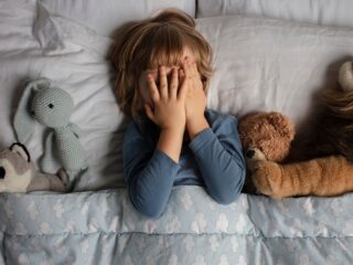 Basisschoolkinderen worden gedwongen horrorfilms te kijken tijdens overblijven