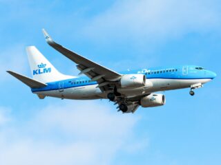 Vrouw bevalt van baby aan boord van KLM-toestel