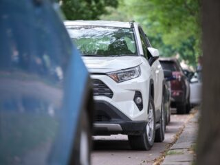 Amsterdam overweegt hogere parkeertarieven voor 'dikke' auto's