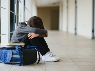 Isaac werd aangevallen door zijn klasgenoten: "Ik dacht dat er iets mis was met me"