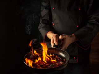 Flamberen van gerecht leidt tot fatale restaurantbrand in Madrid met twee doden