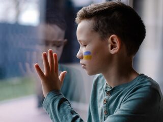 Gastgezinnen brengen Oekraïense vluchtelingen naar opvang vanwege vakantie