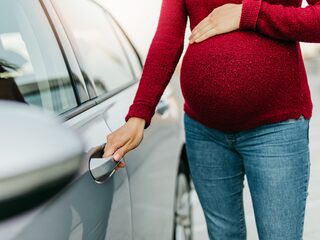 Zwangere vrouw uit Texas vecht boete aan: "Mijn baby telt als passagier"