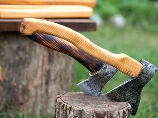 Man wordt boos om belletje trekken en valt cafébezoeker aan met bijl