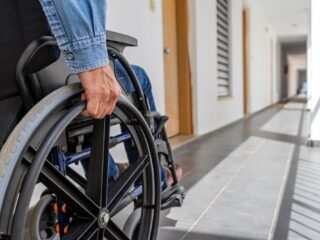 Nederlandse dwarslaesiepatiënt kan benen weer bewegen dankzij implantaten in hersenen