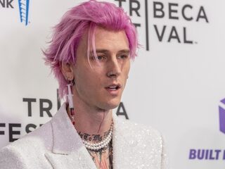 Machine Gun Kelly slaat glas champagne kapot op zijn hoofd en geeft bloederig optreden