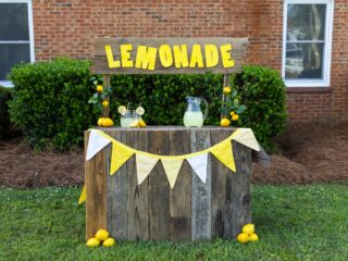 Duizenden euro's voor limonadeverkoper Jeremy (11) nadat hij werd opgelicht