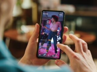 Bedrijf zoekt mensen die voor 50 euro per uur door TikTok willen scrollen