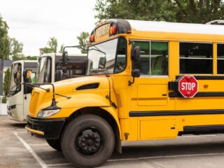 Buschauffeur aangeklaagd vanwege hard remmen om kinderen lesje te leren
